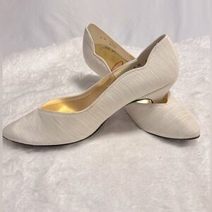 VTG 80’s Cream Dolce by Pierre Heels Scalloped Edge Textured Linen SZ 8 Bridal